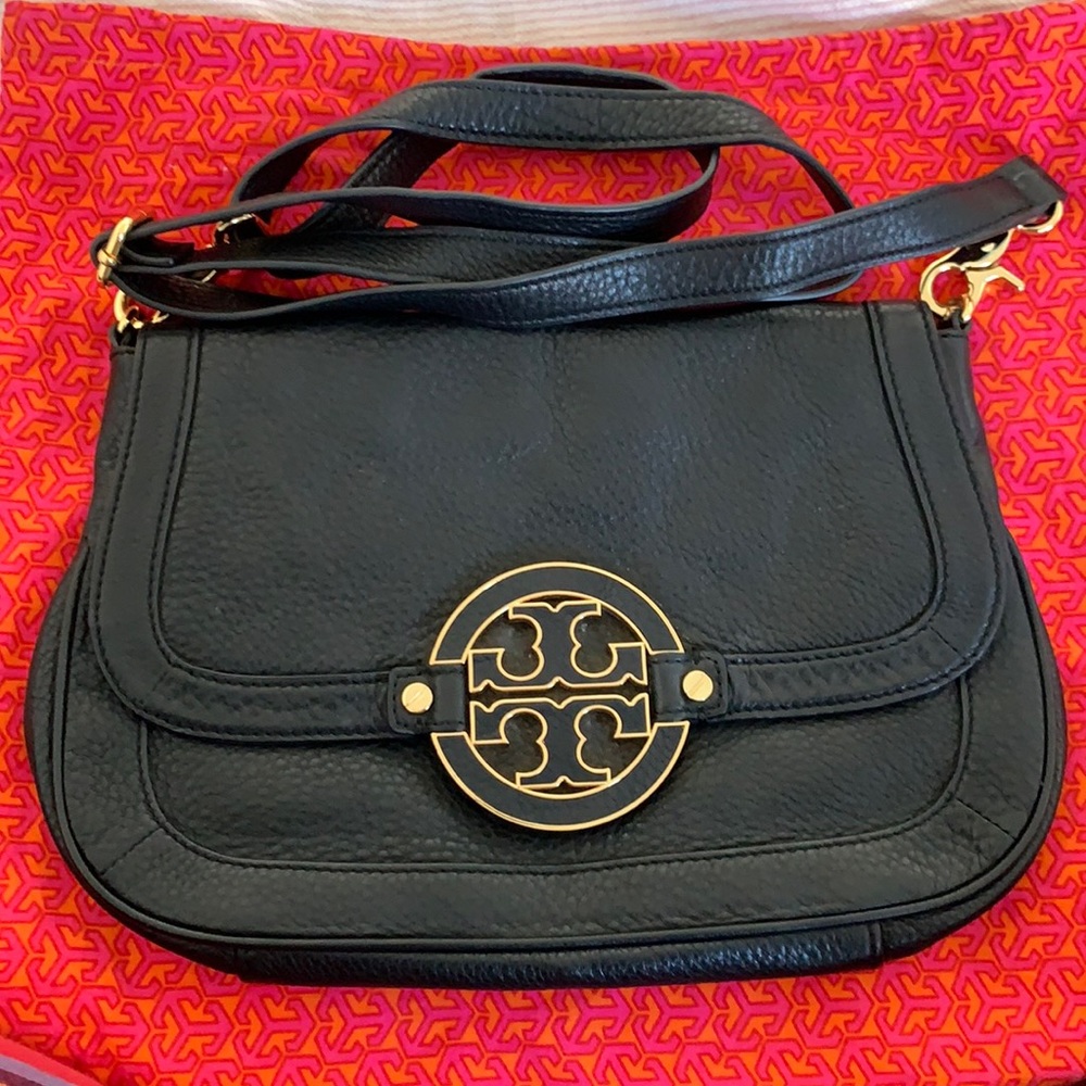 Tory Bruch crossbody leather bag. It was rarely used so looks like new.